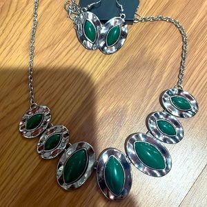 Silver and Green Fashion Necklace Set 🐢